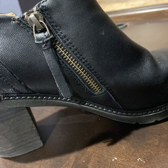 Halsa Rylee Floral Embossed Leather Bootie Size 7.5 - Picture 11 of 12